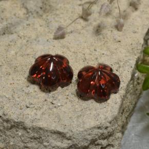 3.47カラットの天然ディープレッドアルマンディンガーネット（7.2×7 mm・フラワーカット）