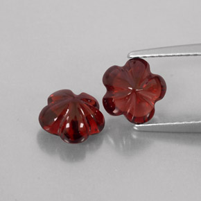 カラットの天然ディープレッドアルマンディンガーネット（7.3×7.1 mm・透明）