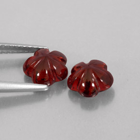 カラットの天然ディープレッドアルマンディンガーネット（7.3×7.1 mm・透明）
