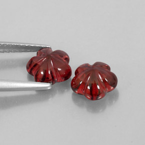 カラットの天然ディープレッドアルマンディンガーネット（7×7 mm・透明）
