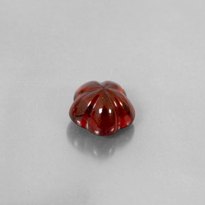 3.15カラットの天然ディープレッドアルマンディンガーネット（8.2×8.1 mm・透明）