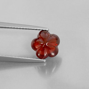 3.15カラットの天然ディープレッドアルマンディンガーネット（8.2×8.1 mm・透明）