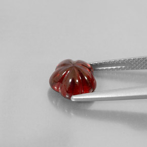 3.15カラットの天然ディープレッドアルマンディンガーネット（8.2×8.1 mm・透明）
