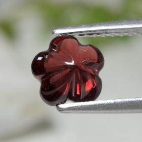 1.73カラットの天然ディープレッドアルマンディンガーネット（7.1×7 mm・フラワーカット）