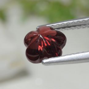 1.73カラットの天然ディープレッドアルマンディンガーネット（7.1×7 mm・フラワーカット）