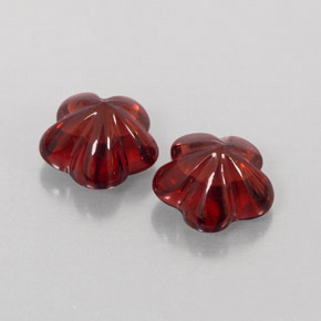 カラットの天然ディープレッドアルマンディンガーネット（7×7 mm・透明）