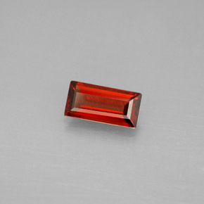 0.91カラットの天然レッドアルマンディンガーネット（7.9×3.9 mm・バゲット）