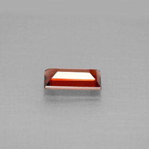 0.91カラットの天然レッドアルマンディンガーネット（7.9×3.9 mm・バゲット）