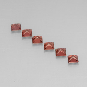カラットの天然レッドアルマンディンガーネット（4×3.9 mm・四角）