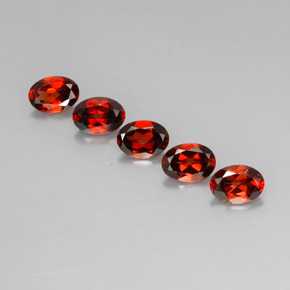 カラットの天然赤みがかったオレンジアルマンディンガーネット（7.1×5.1 mm・オーバルカット）