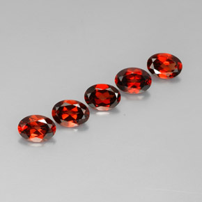 カラットの天然赤みがかったオレンジアルマンディンガーネット（7.1×5.1 mm・オーバルカット）