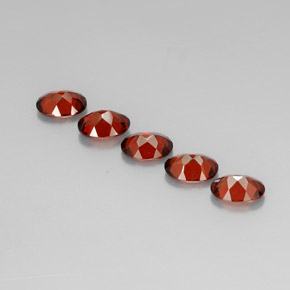 カラットの天然赤みがかったオレンジアルマンディンガーネット（7.1×5.1 mm・オーバルカット）