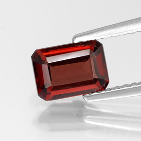 1.28カラットの天然ディープレッドアルマンディンガーネット（7.2×5.2 mm・エメラルドカット）