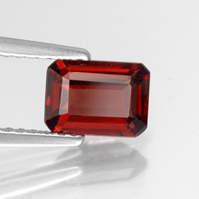 1.28カラットの天然ディープレッドアルマンディンガーネット（7.2×5.2 mm・エメラルドカット）