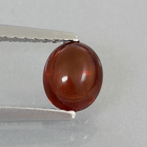 0.92カラットの天然ディープレッドアルマンディンガーネット（6.1×5.1 mm・透明）