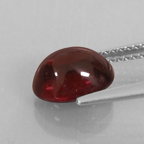 2.94カラットの天然ディープレッドアルマンディンガーネット（9×7.1 mm・透明）