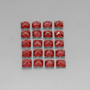 カラットの天然レッドアルマンディンガーネット（3.9×3.9 mm・四角）