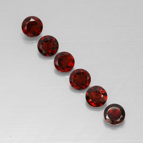 カラットの天然ディープレッドアルマンディンガーネット（4.10 mm・ラウンドカット）