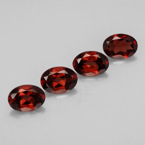 カラットの天然ディープレッドアルマンディンガーネット（7.1×5.1 mm・オーバルカット）