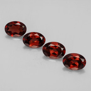カラットの天然ディープレッドアルマンディンガーネット（7.1×5.1 mm・オーバルカット）