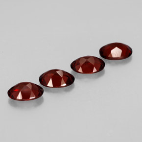 カラットの天然ディープレッドアルマンディンガーネット（7.1×5.1 mm・オーバルカット）
