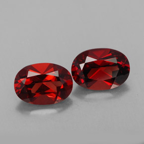 カラットの天然ディープレッドアルマンディンガーネット（7.2×5.2 mm・オーバルカット）
