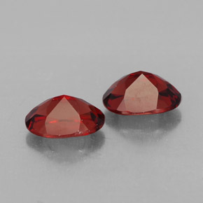 カラットの天然ディープレッドアルマンディンガーネット（7.2×5.2 mm・オーバルカット）