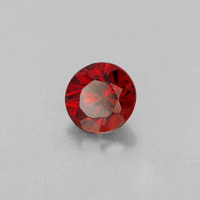 0.37カラットの天然ディープレッドアルマンディンガーネット（4.10 mm・ラウンドカット）