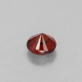 0.37カラットの天然ディープレッドアルマンディンガーネット（4.10 mm・ラウンドカット）