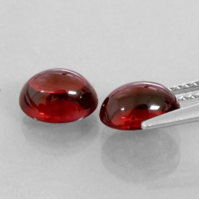 カラットの天然ディープレッドアルマンディンガーネット（7.9×6.1 mm・透明）