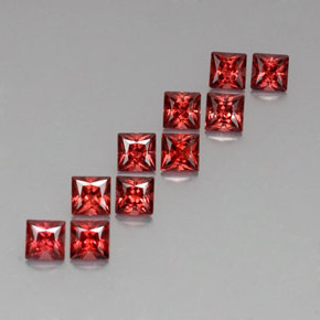 カラットの天然レッドアルマンディンガーネット（3.9×3.9 mm・四角）