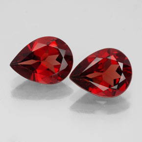 カラットの天然ディープレッドアルマンディンガーネット（8.9×7.1 mm・洋梨の形）
