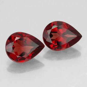 カラットの天然ディープレッドアルマンディンガーネット（8.9×7.1 mm・洋梨の形）