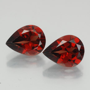 カラットの天然ディープレッドアルマンディンガーネット（9×7 mm・洋梨の形）
