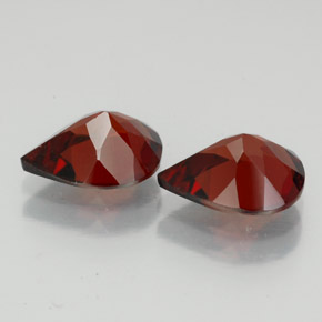 カラットの天然ディープレッドアルマンディンガーネット（9×7 mm・洋梨の形）