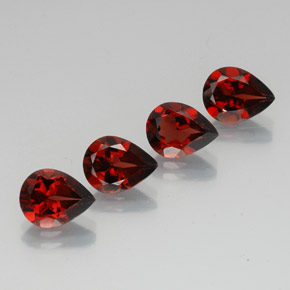 カラットの天然ディープレッドアルマンディンガーネット（9.1×7.1 mm・洋梨の形）