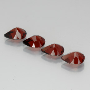 カラットの天然ディープレッドアルマンディンガーネット（9.1×7.1 mm・洋梨の形）