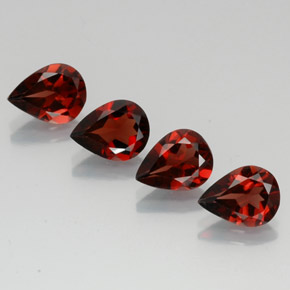 カラットの天然ディープレッドアルマンディンガーネット（9.1×6.9 mm・洋梨の形）
