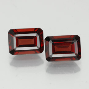 カラットの天然ディープレッドアルマンディンガーネット（7×5.1 mm・エメラルドカット）