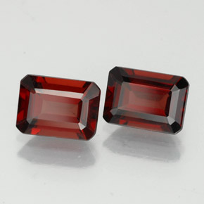 カラットの天然ディープレッドアルマンディンガーネット（7×5.1 mm・エメラルドカット）