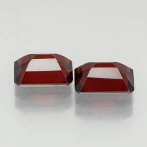 カラットの天然ディープレッドアルマンディンガーネット（7×5.1 mm・エメラルドカット）