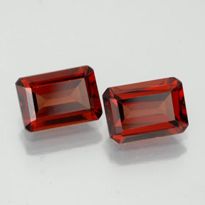 カラットの天然ディープレッドアルマンディンガーネット（7.1×5 mm・エメラルドカット）