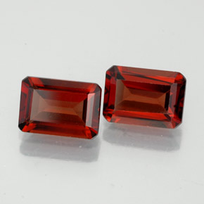 カラットの天然ディープレッドアルマンディンガーネット（7.1×5 mm・エメラルドカット）
