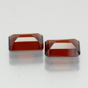 カラットの天然ディープレッドアルマンディンガーネット（7.1×5 mm・エメラルドカット）