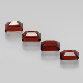 カラットの天然ディープレッドアルマンディンガーネット（7×5 mm・エメラルドカット）