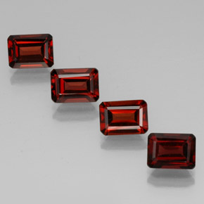 カラットの天然ディープレッドアルマンディンガーネット（7×5.1 mm・エメラルドカット）