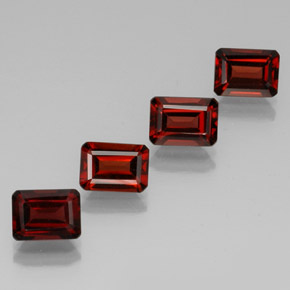 カラットの天然ディープレッドアルマンディンガーネット（7×5.1 mm・エメラルドカット）