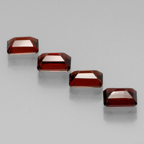 カラットの天然ディープレッドアルマンディンガーネット（7×5.1 mm・エメラルドカット）