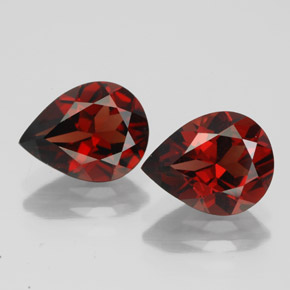 カラットの天然ディープレッドアルマンディンガーネット（9.1×7.1 mm・洋梨の形）