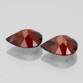 カラットの天然ディープレッドアルマンディンガーネット（9.1×7.1 mm・洋梨の形）